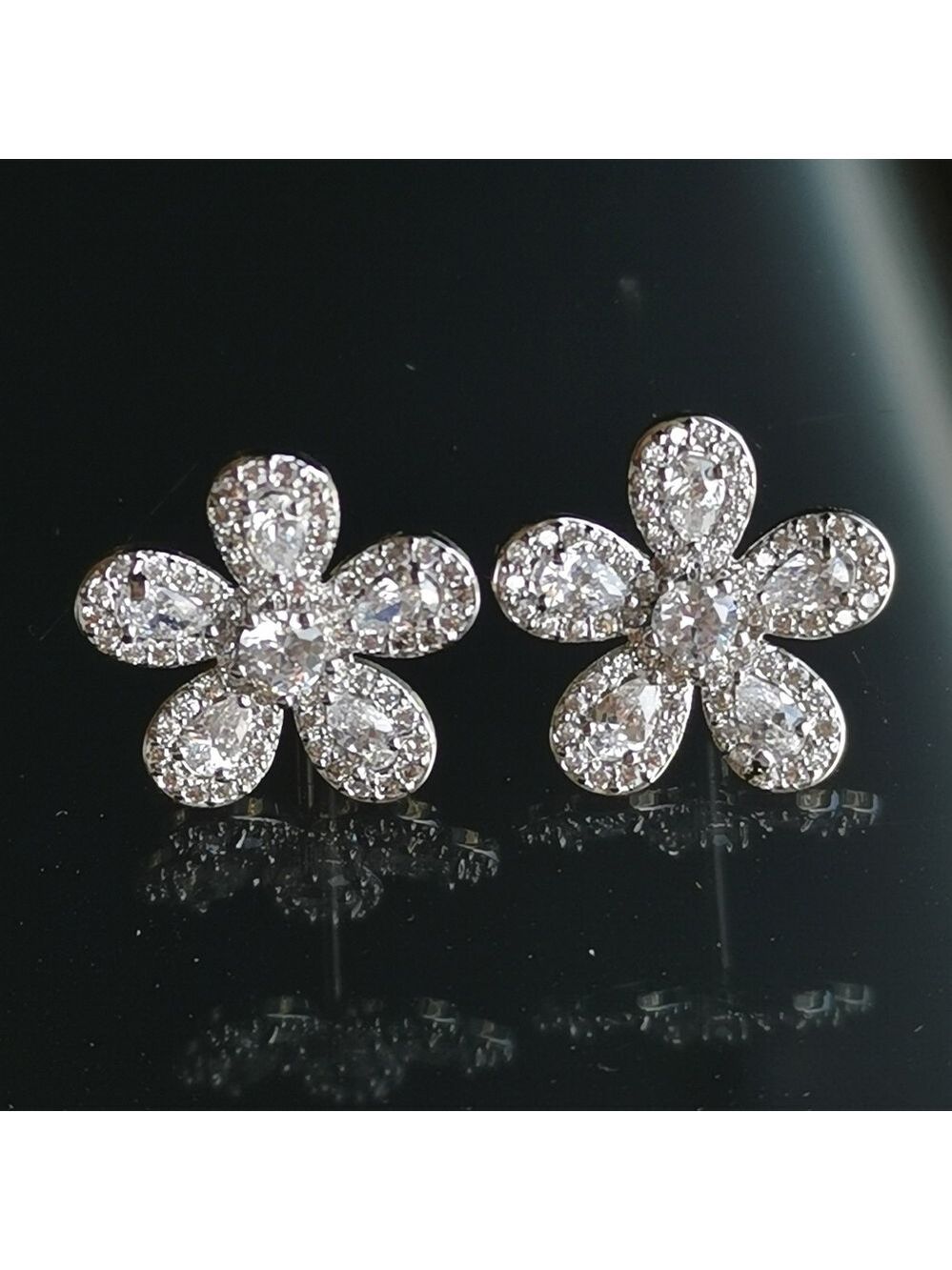 Sterling silver cz daisy stud earrings 🆕